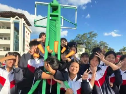 11月24日,云南,论“上头”的代价,女孩脑袋被卡篮球架 全班合影留念,网友:从此学校有了条新校规。素材来源@宽恕