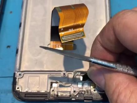 红米note10的主板与充电小板的连接排线在液晶屏幕大排上,拆机时要小心,这充电出了问题还得换屏幕#欣科手机维修店 #工作笔记
