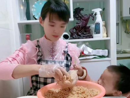 在合肥,年夜饭上怎么能少得了挂面圆子,用这个方法做出来的挂面圆子,圆润紧实,外面酥脆里面鲜美,老人小孩都吃吃,过年了,你也试试吧#炸圆子 #年的味道来了 #年夜饭 #糯米圆子 #年夜饭必备