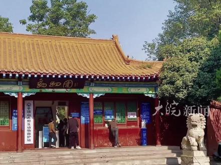 #河南一动物园被举报“用个人收款码收门票钱涉案千万”,原园长:考虑不周 责任人被处分,税务部门:已重新立案 #河南平顶山河滨公园动物园
大皖新闻讯 6月30日,河南省平顶山市的张先生向大皖新闻记者反映,从2022年至今,他一直向多部门实名举报该市河滨公园动物园长期用个人收款码收门票,涉及金额上千万元,但一直没得到明确处理结果。
对此,该动物园原园长张某回应称,确实有个人收款码,原因则是考虑不周,对政策把控不严,但市纪委介入后已经纠正,不存在私分公款以及贪污公款上千万元等情况,也没有持续七八年时间。
市纪委和税务部门都已介入处理,相关责任人都受到了处分。他去年被调走也与此事有关联,上级园林绿化中心两位涉及此事的党委委员也被免职。
平顶山市园林绿化中心一名分管负责人回应称,该中心未参与分成,涉及金额上千万元不属实,市纪委曾介入调查,动物园负责人和中心党委委员职务变动是因为工作调整。
平顶山市税务局第三稽查局工作人员表示,他们确实曾接到过张先生的举报,并进行了调查,同时向他反馈了调查结果,还奖励了500元。如今,张先生又向河南省税务局进行了举报,案件刚转来,目前他们已重新立案查处,正在办理中。
大皖新闻记者 韩喻