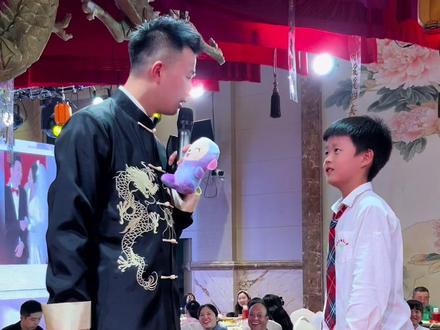 兄弟们,起床答题了(是被小大哥故意挑逗的~)~#这主持人有点东西 #婚礼主持人夏正正 #淮安主持人夏正正