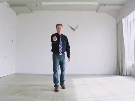 油管千万播放,会扇翅膀的蝙蝠纸飞机#纸飞机 #折纸教程 #手工