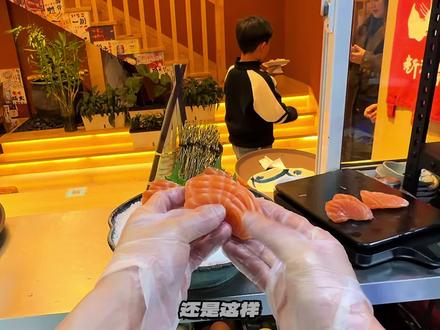 日式三文鱼刺身摆盘,从切片到摆盘全过程。要点:背景➕装饰后高前低,三文鱼左高右低。鱼片左:上下层次感,鱼片右:鱼片聚焦在一起。#日式刺身 #行业大揭秘 #日料美食#青年创作者成长计划
