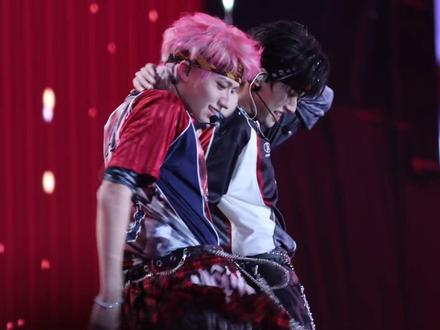 Sexy back 美棍就是这样穿黑色变成包臀裙,穿屁帘变成红格子Jk的女人
#极志 #朱志鑫