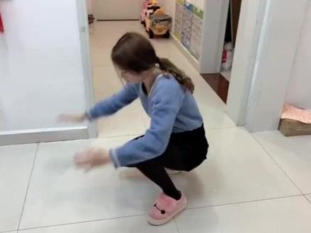 小媳妇向老公要情人节礼物,老公:10个俯卧撑给你转账1314