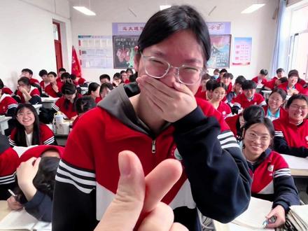 土味情话 #教学日常 #郑口中学 #土味情话
虽然她们是高中生,但是却像幼儿园的小朋友一样好哄