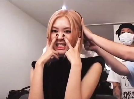 #rosé 福利来啦福利来啦😎 #大雨还在下