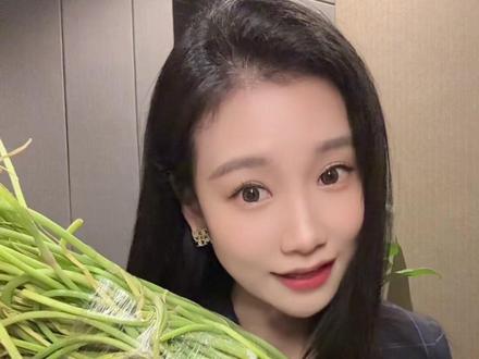 据说~ 现在是“吃蒜苔吗?”的季节? 能不能来点蒜苔食用指南啊,怎么吃出花来呢#蒜苔 #蒜苔怎么吃 #时令菜 #吴侬软语 #甜妹