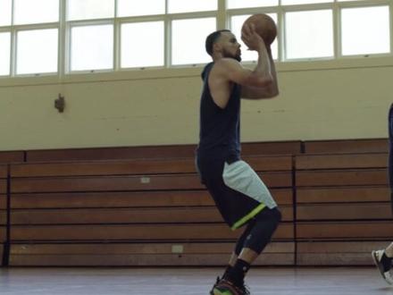 未来可期!
Under Armour安德玛与史蒂芬·库里达成全新开创性的合作关系,库里也将担任Curry品牌的总裁一职。
未来,安德玛和库里将在推动突破运动表现能力的同时,助力传播体育运动的影响力,实现安德玛品牌和Curry品牌的共同发展。
#库里续约安德玛 #库里变库总