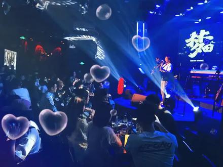 厦门最火梦田音乐酒吧!曾参加过中国好声音~林燕,厦门梦田驻唱歌手,摇滚歌手《无地自容》技惊四座#音乐酒吧