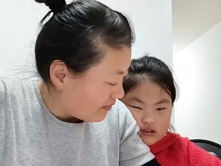 姐妹们你们孩子学校要求写每日反思家长签字评价吗?我第一次只签了名字,第二次写了真实的评语结果孩子说挨批评了,第三次不敢写了,你们家有这种情况吗?#记录真实生活 #育儿经验分享 #母女日常 @DOU+小助手