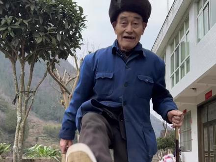 爷爷走拍升级版来咯#动作这一块拿捏死死的 #爷爷 #转场 #我的乡村生活