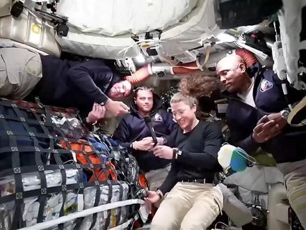 40万公里外,人类第一次拍下这张照片 跳票两年、马桶坏了、失联40分钟——这趟月球之旅有多魔幻#阿尔忒弥斯2号 #绕月飞行 #人类重返月球 #硬核科普 #月球背面