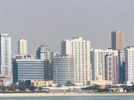 还好迪拜在每个游泳地区都配备了拦鲨网和安全救护员,不然又是一起悲剧😩