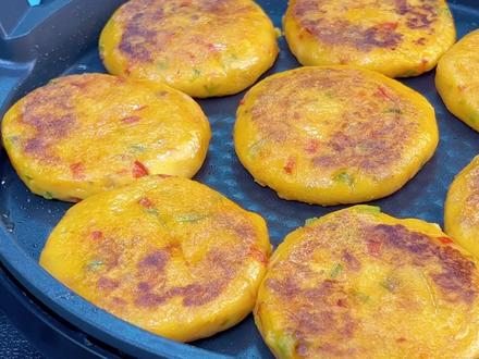 红薯饼这样做最好吃,不蒸不油炸,软糯咸香又酥脆,连吃一周不腻 #红薯饼 #红薯饼的制作 #红薯的神仙