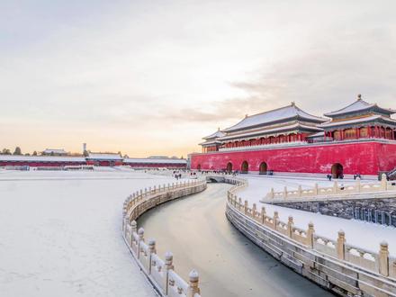 这哪是进故宫?分明是抢跑现场…你觉得值吗? 我终于等到了北京今年的初雪!❄️
凌晨5点起床,7点准时冲进故宫午门,就为了独享这片红墙白雪的浪漫~✨
当第一缕晨光洒在太和殿的金瓦上,当白雪轻轻覆盖了金水河的栏杆,当整座紫禁城在雪中安静得像一幅画;我终于明白,什么叫“一眼万年”😭
收藏笔记,教你拍出人最少的故宫之雪:
✅ 一定要提前预约,带身份证!
✅ 8:30安检开门,建议提前一个小时到!
✅ 穿防滑的鞋子,雪地走路要小心!
✅ 建议不要带包,走5号无包通道最快!
有人说,一下雪,北京就变成了北平;而雪中的故宫,则一秒穿越回紫禁城;这份静谧与震撼,真的只有亲眼见过才懂💙
#1080JPG #雪景 #北京雪景