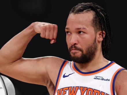 【NBA关键词:十连胜】季后赛十连胜什么概念?尼克斯已经整整一个月没输过球了。从首轮1-2落后老鹰的绝境中,他们连扳三场逆风翻盘,冲出首轮;到次轮干净利落地4-0横扫76人。这支低调的铁血之师,正用一场接一场的硬气胜利,把所有人嘴里的“不可能”,一步步改写成“正在发生”。过去两年,他们走到东决就停下了。今年不一样。这一回,他们不想只是"走到这里"。他们想把总冠军带回纽约。布伦森大心脏持球硬解,唐斯坐镇内线稳如泰山,全员皆兵的团队篮球,终于让麦迪逊广场花园等待了27年的总决赛梦想,第一次变得这么近。这支没有超级流量、不被媒体偏爱的铁血之师,正让麦迪逊广场花园升起一种久违的信念!#尼克斯3比0骑士 #尼克斯季后赛十连胜