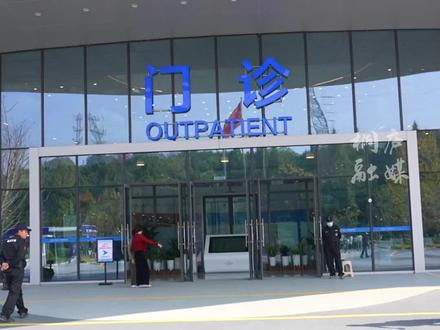 女儿带80多岁老父亲来新医院看病,第一次借用共享轮椅,工作人员暖心指导,感叹:新院区环境好服务也好!#暖心 #共享轮椅 #医院