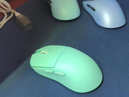 ATK烈空U2V2MINI到货哩
是中小手抓握新神吗
U2V2MINI最大的优点就把卓的这个收腰给严肃致敬了,对比F1的锁定感会强很多;对比大号的U2我觉得这个MINI会更贴合中小手抓握,MINI的这种支撑的刚刚好;
对比F1,U2MINI的优势收腰更大抓起来控制感更强,屁股和背部对掌心和掌根大小鱼际的支撑也会更明显;我个人的感觉是抓握起来会更挑手,合适的手用起来的会更贴合,大拇指抓的更深带来控制感会更强;
而F1的优势是更万金油,想怎么抓就怎么抓,想控制感更强可以抓的更深,不管是前抓还是后抓还是内扣抓都可以,用久了不累
这两鼠标都是好鼠标,我也会深度用一段时间U2V2MINI这个鼠标,等之后再综合评价一下ATK的F1V2、U2V2MINI;还有我最喜欢的赛洛斯V6这个鼠标;
评论区随机掉落鼠标垫,谢谢大家的关注#游戏外设 #鼠标 #ATK烈空U2V2 #无畏契约 #三角洲