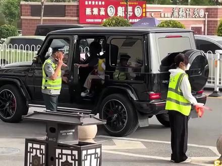 最后班主任周梦惠将李婉莹妈妈移出群聊,自己改成了班主任周梦惠(单身)