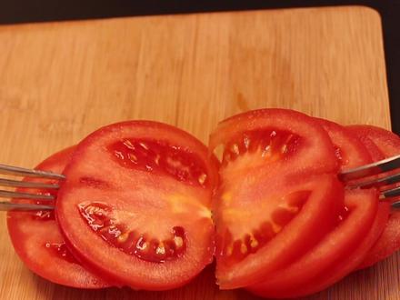 西红柿切片不伤手小技巧,快来get√。 #西红柿 #番茄 #dou出新知 #摆盘教程