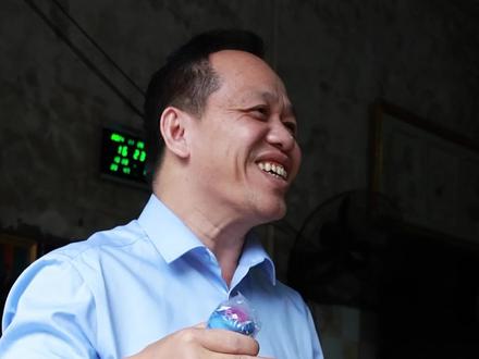 周六上午十点,我们在村里播织娘的手工壮锦围巾,敬请期待!