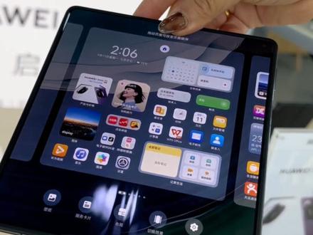 比遥遥领先还领先的 华为MateX5对比X3即使只有(麒麟芯片加持➕5G➕双向卫星通讯)这三点升级,X5的体验就好了一大截,这是中国科技的进步,这是国产手机的巅峰,令人自豪!!#华为 #华为MateX5#支持华为 #麒麟芯片