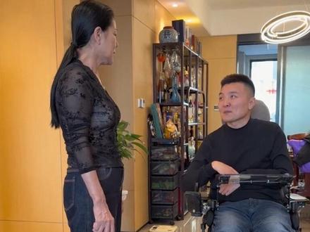 又来看干妈啦 坐在这儿心里暖暖的 当初要不是干妈认可 我和鸭鸭的路不会这么顺 千言万语就一句:我绝不会辜负您和鸭鸭爸爸的信任 往后余生 我会倾尽所有 把鸭鸭宠成最幸福的人 感恩相遇 感恩成全…#记录真实生活 #感恩相遇