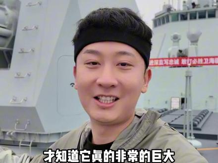 火力展示!4月22日,青岛。四川观察记者登上中国海军052D型导弹驱逐舰“成都舰”的甲板,探访舰上武器装备。主舰炮、近防炮、干扰弹发射器……多种武器组合搭配,专治火力不足!