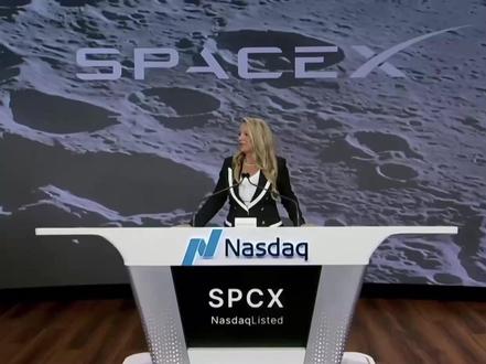 全球首富的公司上市,为什么敲钟的不是马斯克? 2026年6月12日,SpaceX 完成史上最大 IPO。可那天在纳斯达克敲钟的,不是全球首富马斯克——他只是从德州远程连了个线。真正站在台上的,是一个你可能从没听过名字的62岁女人:Gwynne Shotwell(格温)。
她5岁觉得登月"很无聊",去年的工资却是波音CEO的9倍;马斯克负责仰望星空画饼,她负责低头把饼做成2万亿的现实。这一期,我们聊聊这位"马斯克背后的女人"——以及,为什么敲钟的,本就该是她。
🔭 本期看点:
· 全球首富年薪5万4,二把手却拿8580万,差了1500多倍
· 让她决定当工程师的,不是星辰大海,是"一身西装"
· 2008年她一份合同,把濒临破产的SpaceX从悬崖上拽了回来
· 怎么给马斯克这种"天才疯子"打工24年还不被开除
· 也聊她有争议的另一面(开除员工、星链与战争)
#spacex #马斯克 #IPO #商业故事 #女性领导力