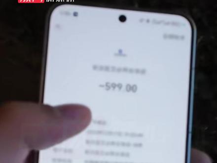 12月23日,河北廊坊。男子花599元购买羽绒服,刚出店门便拆开验货,发现水洗标和吊牌标注的“90绒”实际为“飞丝”。回店理论时,店员试图抢夺男子手机,老板则坚持希望私了。男子表示将向相关部门反映,老板随即认错,称“一切好商量”。