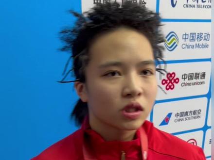 “我做到了,中!”全运会霹雳舞女子决赛,巴黎奥运会铜牌得主、河南队刘清漪2比1击败郭朴,蝉联全运会冠军。赛后她表示自己最想回去陪陪家人,爸妈压力太大不敢来现场观赛(视频:本报前方记者孔德昕|编辑:QWE)#霹雳舞 #全运会 #刘清漪