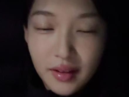 吸血鬼🧛♀️牙钻Vlog | 变种族只要10min 粘了n次牙钻的一个记录贴
给没粘过的宝宝们看,完整的流程是怎么样的,以及一些tip:
1.家里操作有风险。因为粘牙钻会用到酸蚀剂,其实是会让牙的表面有一点被酸溶的粗糙一点,更好粘和(有点类似做美甲磨甲面)但这可是牙齿!不是指甲!不会再长了啊!自己弄,有风险!
2.粘完以后很磨嘴唇皮。想象一下无时无刻有一个异物在你嘴里磨,钻的表面都是很凹凸不平的。
3.容易挂菜。他是一个凸起的钻!菜是会直接挂在上面的
4.卸除/崩掉都会有损牙釉质。我卸掉本来钻的地方,就出现了一条小裂缝
5.不合规的钻含有重金属,这是在嘴里,一定要注意安全(美甲钻绝对不行)#牙钻 #亚比#吸血鬼#y2k