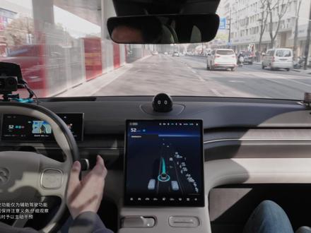 「蔚来世界模型 NWM」全新版本发布,率先应用「世界模型+闭环强化学习」研发范式,革新出行体验:选道准、博弈强、控车稳,全场景覆盖,安心与效率兼顾。大路更从容舒适、小路精准应对、高速轻松自由,模型化控车更拟人。点击视频了解行车体验升级亮点。
本次首批推送为超过46万辆的「Banyan 榕」车型。「Cedar 雪松」车型及「Cedar S 雪松」车型,也将于近期开启推送,敬请期待。#蔚来 #蔚来世界模型全新版本发布