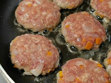 孩子爱吃的香煎牛肉饼,不干不柴,焦香软嫩,每次做孩子都吃不够