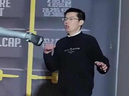 宇树H2机器人爆发力拉满,公司冲刺A股首股#宇树机器人 #宇树科技 #机器人 #机器人跳舞