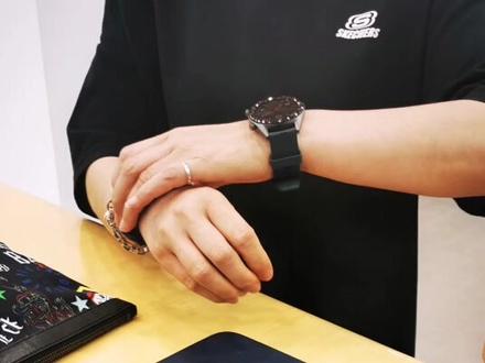 华为智能手表 GT版,联接支付宝后,即使手机没电/或运动时无需携带手机,离线依然可以轻松支付!帅😜