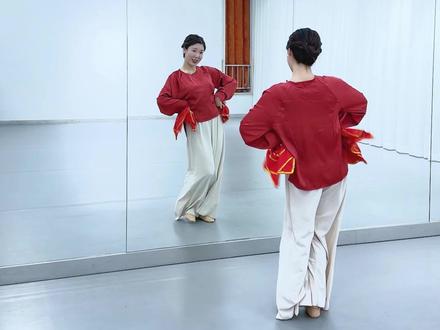 谁家大美人 详细分解 镜面跟练在这里@欣欣冉cindy #谁家大美人 #东北秧歌 #抖音热门舞蹈计划 #舞蹈教学 #背面教学