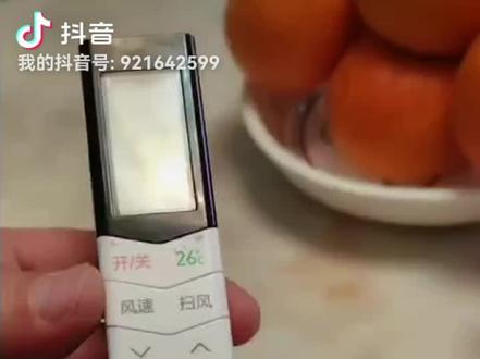 美的空调遥控器如何换电池!