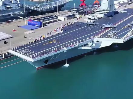 2025年11月5日,中国第一艘电磁弹射型航母福建舰正式入列!它的甲板上,歼-15T、歼-35、空警-600三型舰载机呼啸升空,而这背后,离不开一项“黑科技”——电磁弹射。这个让航母战力飙升的“超级弹弓”,究竟牛在哪儿?一条视频带你去了解。
