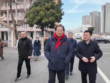 中国第一枚奥运金牌得主许海峰来新乡做客 在新乡第十中学射击馆,他说:国家的射击队大门永远向你们敞开#新乡 #教育