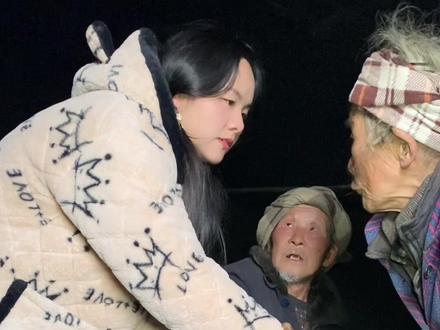 今天去看望爷爷和奶奶,没想到送给我一只猪脚吃!