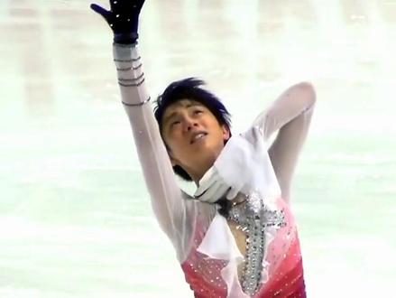 2012年大奖赛芬兰站,Bo叔带羽生的第一场比赛,只找到了饭拍视频。自由滑《巴黎圣母院》,羽生哮喘发作,赛后扑倒在冰上大口喘气,仍然以总分248.13分的成绩获得冠军。#花样滑冰 #yuzuru