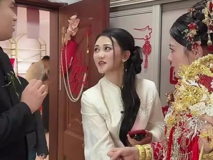 新娘衣服突然多了一只蝴蝶🦋,可能是笑笑姐的妈妈回来了,想见证老弟的幸福时刻,来自隔时空的爱。真的很奇妙,祝老弟颜颜新婚快乐。@笑笑姐👑16 17号弟弟婚礼全程直播 #笑笑姐 #老弟颜颜夫妇 #结婚 #好日子