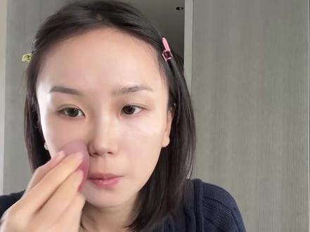 高级妆容,离不开饱满立体的面中轮廓。 提亮液专为修饰面中短板设计,轻薄通透的质地,一抹焕新面部状态,有效改善凹陷、扁平、轮廓塌陷问题,让面中充盈饱满,骨相立体感瞬间拉满。紧致流畅的面部线条,让脸庞看起来小巧秀气,妆面干净细腻、格调十足!#胡楚靓 一万三化妆课又学到了 #提亮液 #面中提亮 #这野能玩 #跟着胡楚靓学化妆