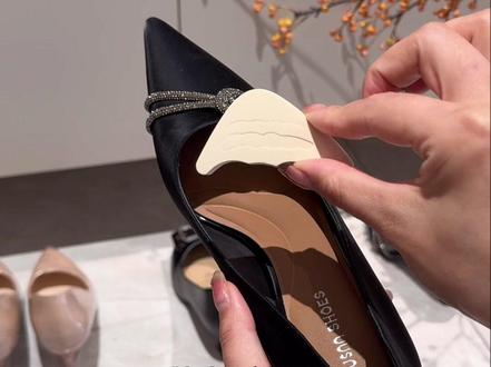 出门穿高跟鞋磨脚又掉跟的,一定要试试这个鞋头塞,一天下来都不累脚,上班通勤日常必备呀#尖头高跟鞋 #鞋头塞 #防掉跟 #仙女必备