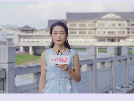 很多去过商南的朋友可能有个疑问,为什么此县口音习俗与陕西大部分地区都不同?这涉及一段尘封的历史。乾隆年间当时的江南省安庆府数县大规模移民陕西商洛地区,以商南县为主,镇安、山阳、丹凤、榨水等县乃至安康部分地区也有数量不等的安庆移民,这些人被当地土著称为“下湖人”或“下河人”,所讲语言称为“蛮子话”。安庆移民们则把明代山西大槐树及河南等地先期到达的移民语言称为“呔子话”,把“蛮子话”和“呔子话”之外的所有语言包括关中方言称为“啁子话”。其实“呔子话”已和山西腔相差甚远,到是与河南话有几分相似。商南县城主要讲“呔子话”,而县城的四周的地区讲的都是蛮子话,我就是一名正宗的南蛮子。据统计,商南25万人口有17万都讲“蛮子话”,另据县志载,乾隆年间商南仅5000余人口,安庆移民迁来之后暴增至10余万人。湖广填四川尽人皆知,而安庆人迁陕却少见于史志记载,民国编的商南县志有寥寥数语,安庆府及下属各县均无任何文字记载,这也成了一个不解之谜。解开谜题的是一位在陕西当过兵的安庆记者,84年在商洛执行战备任务,发现当地人说话与安庆方言极其相似,以为时空穿越,直到他成为记者前些年走遍安庆寻找线索,终于在当地一些保有族谱的人家找到清初确实有大批安庆移民迁陕的线索。据安庆一些老年人回忆,在抗战前商洛与安庆祖居地都还有联系,后来战争频发从而中断了来往。前几年安庆地方为了研究“黄梅戏”到商洛调研,发现商南小调,例如“划船调”与“黄梅戏”为同源关系,发音高度同似,“黄梅戏”作为剧种是解放后才确定的,而迁陕移民早于“黄梅戏”成为剧种的时间,所以商南一些发音比安庆当地还要正宗,尤以商南富水镇最为地道。而我的迁陕一世祖到商南正是落脚在富水。之所以商南保留了现在比庆安还要地道的安庆方言,是因为过去交通不发达,加上商南移民人口大大多于本地人口造成的数量优势,而同样有安庆移民的商洛其他几个县却不明显就是因为并没有形成数量优势。这里再回答一些朋友的疑问,为什么我家总是腊月二十四过小年?这其实就是安庆风俗,包括过年给坟上灯等等。这里也有个疑问想问一下太湖县朋友,为什么我在网上找到的安庆太湖(商南大部分为安庆太湖县移民)口音与商南口音虽相似度不高,反到是与太湖县北边潜山岳西一带口音更为相似,是因为迁陕太湖移民以太湖县黄岗乡以北靠潜山岳西的居民为多吗?有刷到该条视频的安庆老乡请解答一下。#商南县 #安庆太湖县黄岗村