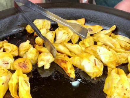 早上随便吃个牛肉炒面➕小笼包➕锅贴#安庆美食 #美食vlog