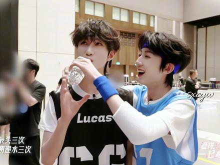 两个宝贝就这样萌☺️ #黄朔 #杨博文