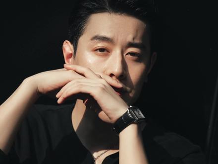 姐妹们,大叔的魅力是你我想象不到的啊啊啊#摄影 #帅哥 #盒子的拍照日记